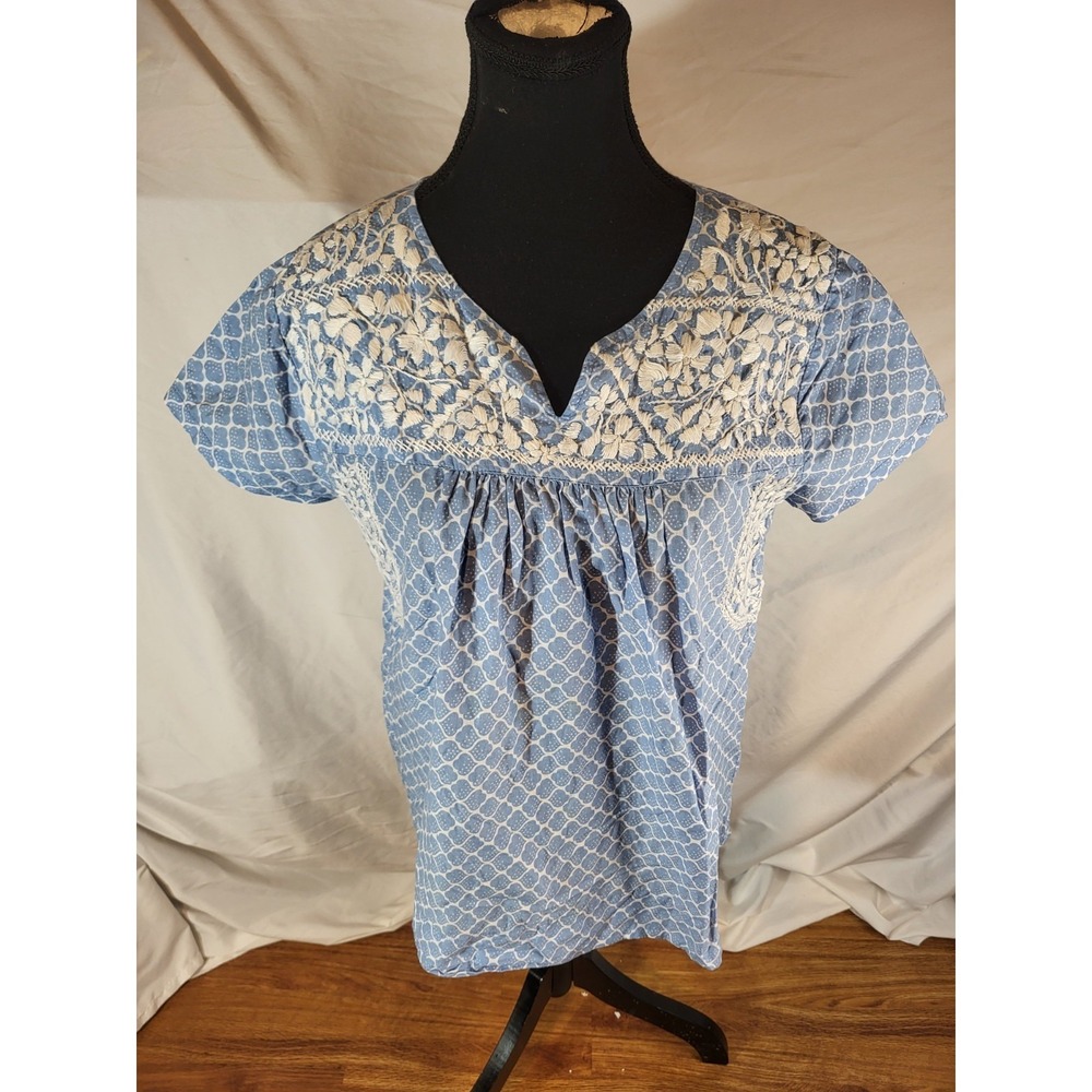 Liza Byrd Size M Blue & White Embroidered Boho Peasant Top